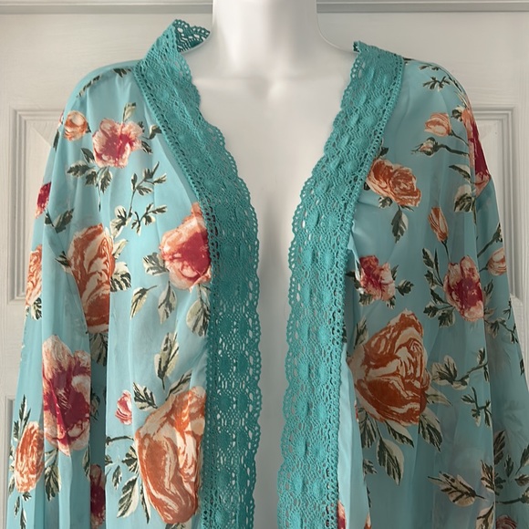 ANDTHEWHY Short Kimono - Picture 2 of 5